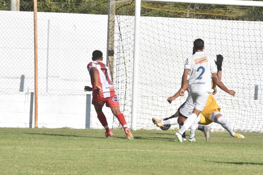Todo comenzó con alegría para la visita, que se puso en ventaja pero no la supo sostener.. Crédito: Eduardo Seval