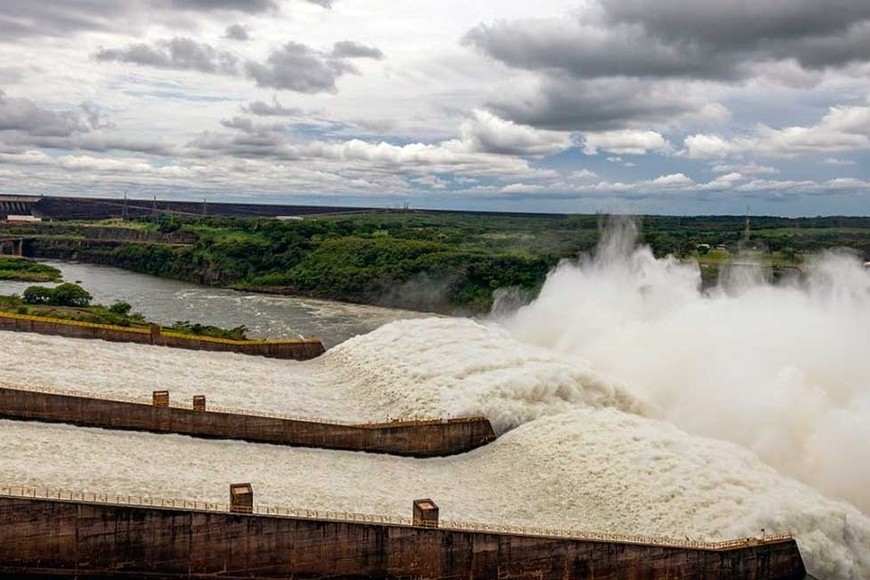 Itaipú libera grandes cantidades de agua por estos días.