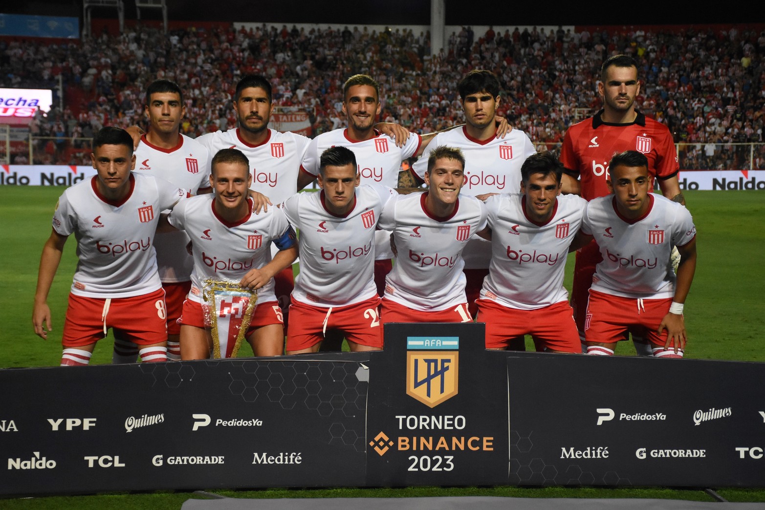 El once que presentó Estudiantes. Luego de la derrota renunció el DT Abel Balbo.