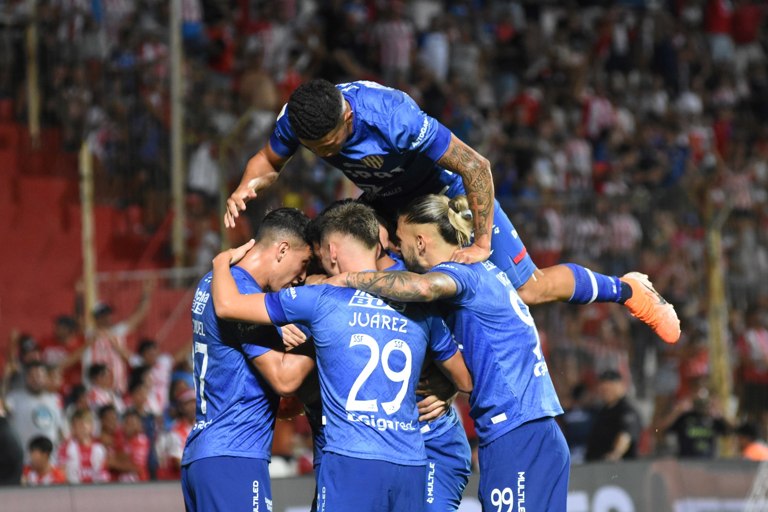 La figura corona la torre. Imanol Machuca arriba de Esquivel, Juarez, Vecino, y los socios del primer gol Aued y Piris. 