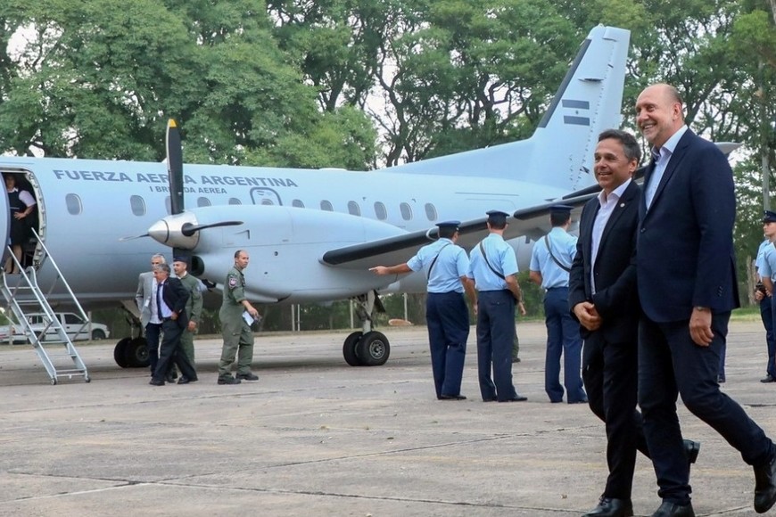 El vuelo inaugural del puente aéreo Buenos Aires - Rosario - Reconquista, luego de años de encontrarse la ruta sin operación. En la ciudad del noreste provincial estuvieron el gobernador Omar Perotti y el ministro de Transporte, Diego Giuliano. Crédito: Gobierno de la Provincia