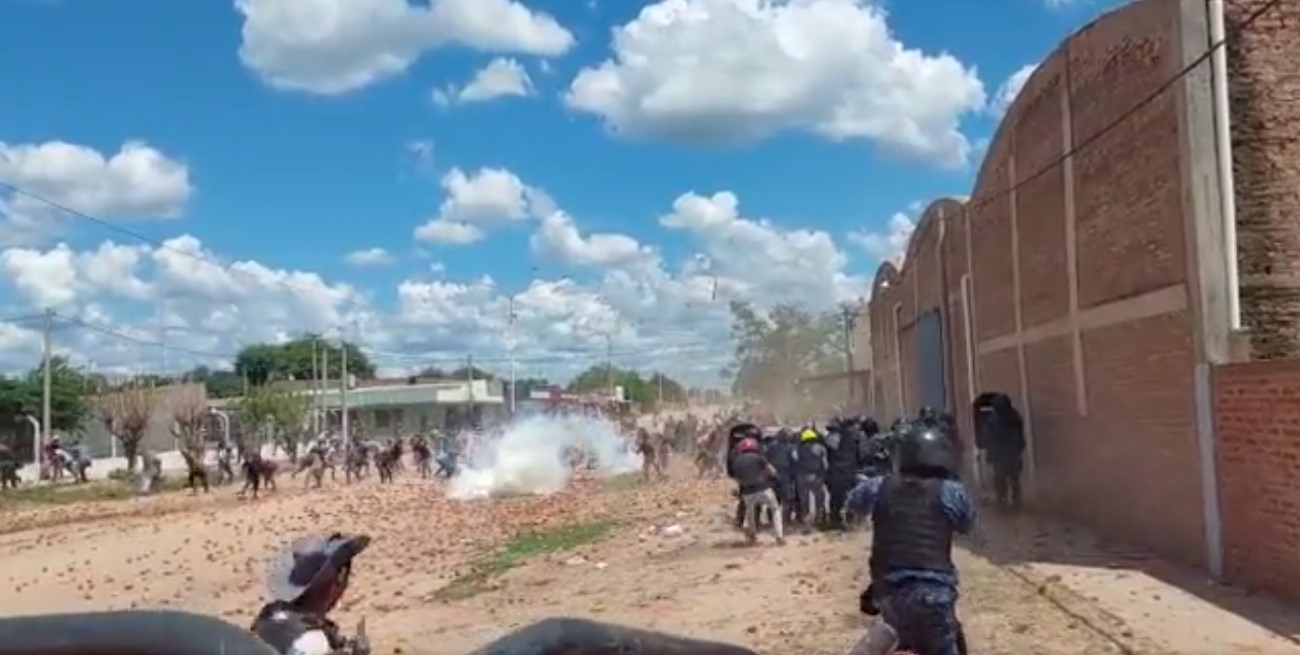 Video: brutal batalla campal entre la policía de Chaco y manifestantes tras la desaparición de un joven