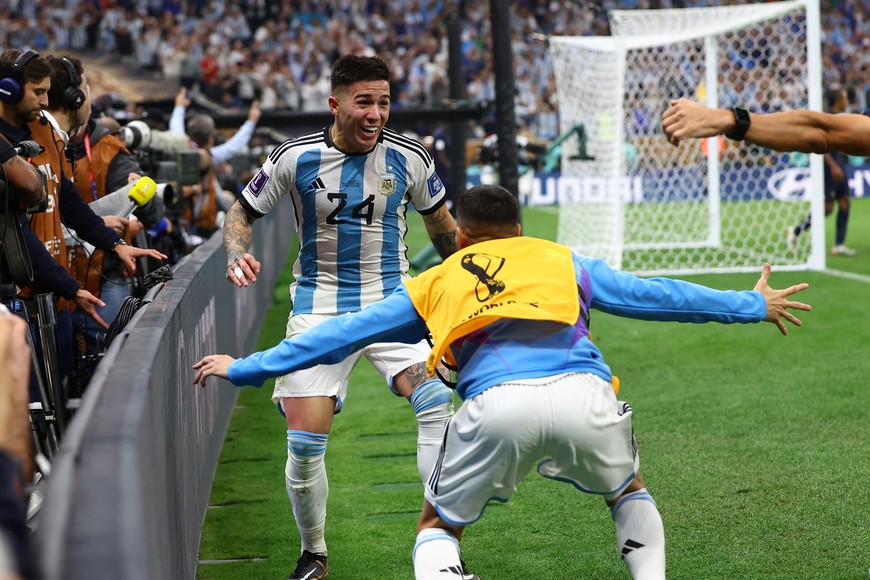 Soccer Football - FIFA World Cup Qatar 2022 - Final - Argentina v France - Lusail Stadium, Lusail, Qatar - December 18, 2022
Argentina's Enzo Fernandez celebrates their third goal with teammates REUTERS/Kai Pfaffenbach