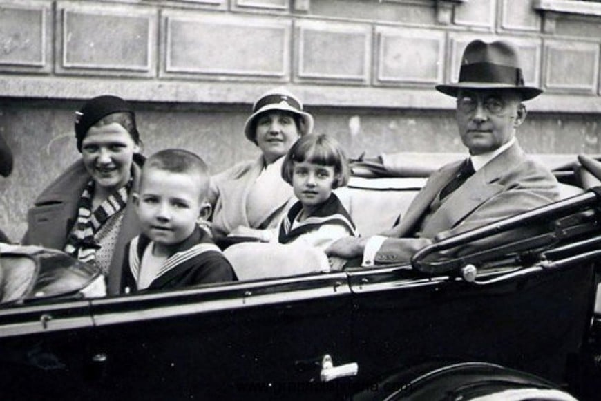 La familia Pahlke paseando en auto. Crédito: Gran Hotel Vien