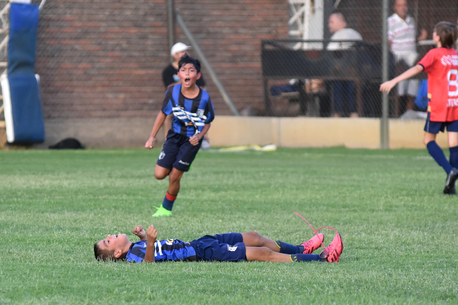 Se puso en marcha el torneo Tiburoncito de fútbol infantil que organiza El Quillá y que se desarrolla en las instalaciones que la institución posee en el Parque del Sur.