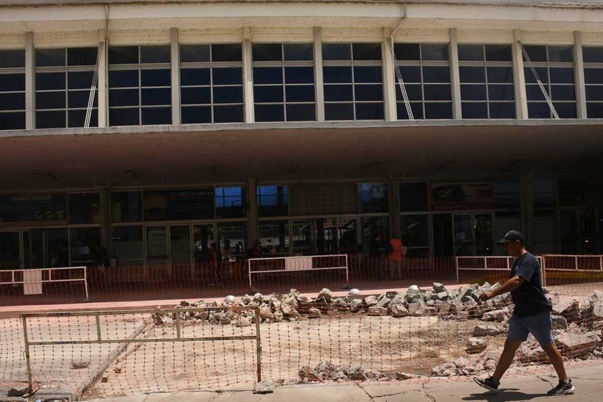 Varios sectores de la calle de ingreso, donde están las plataformas, están siendo demolidos para hacer pavimento "a nuevo". Crédito: Mauricio Garín