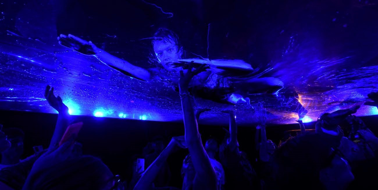 El agua arriba: el número del “Mylar”, una de los momentos de mayor belleza plástica del show. Foto: Pablo Aguirre