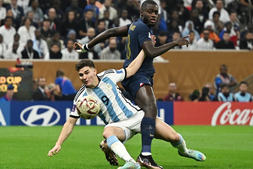 Soccer Football - FIFA World Cup Qatar 2022 - Final - Argentina v France - Lusail Stadium, Lusail, Qatar - December 18, 2022 
Argentina's Julian Alvarez in action with France's Dayot Upamecano REUTERS/Dylan Martinez