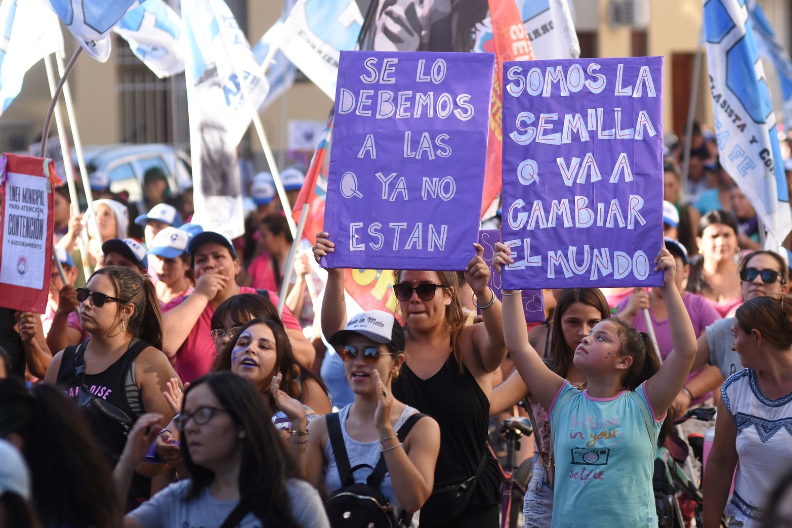  8M: con epicentro en la Plaza 25 de Mayo, las mujeres y disidencias volvieron a las calles de la ciudad para luchar por sus derechos.