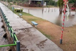 Al menos 10 familias están siendo vigiladas por el avance del río