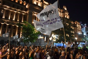 Vigilia en la plaza Lavalle, frente al Palacio de Tribunales, en apoyo a la vicepresidenta Cristina Fernández de Kirchner. Crédito: Télam