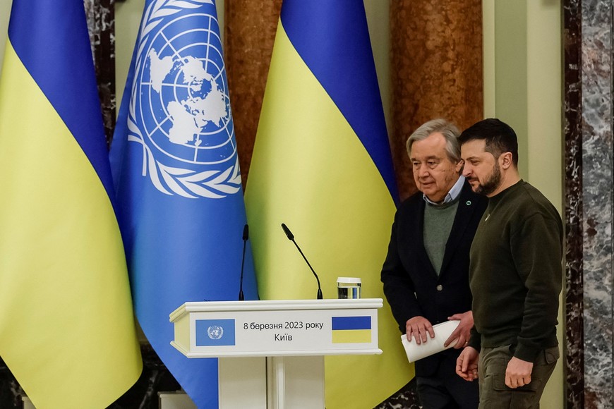 Ukraine's President Volodymyr Zelenskiy and U.N. Secretary-General Antonio Guterres arrive a joint news briefing, amid Russia's attack on Ukraine, in Kyiv, Ukraine March 8, 2023.  REUTERS/Alina Yarysh