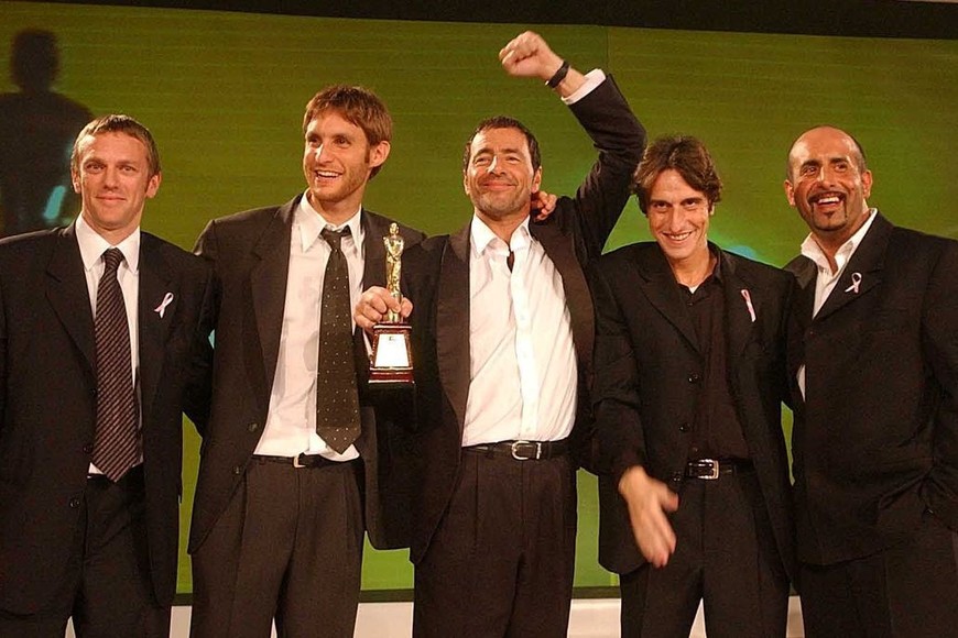 Szifrón premiado junto a su grupo de "Los simuladores". Foto: Archivo