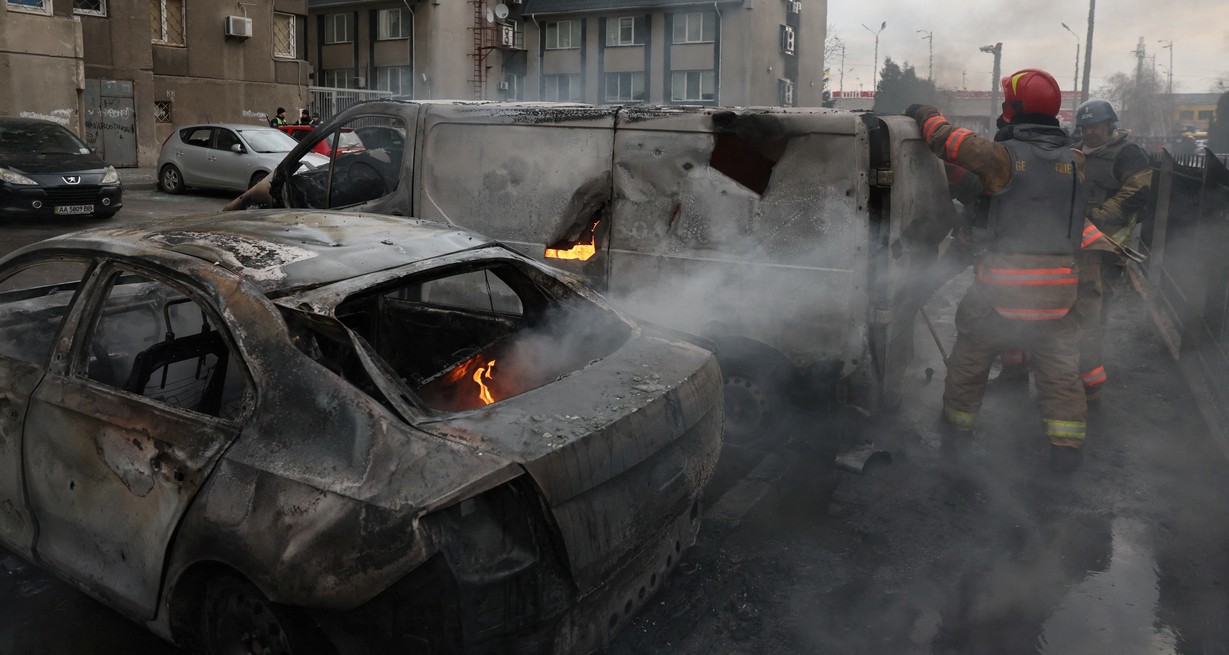 La labor de los bomberos tras el bombardeo a la capital ucraniana. Crédito:Gleb Garanich / Reuters