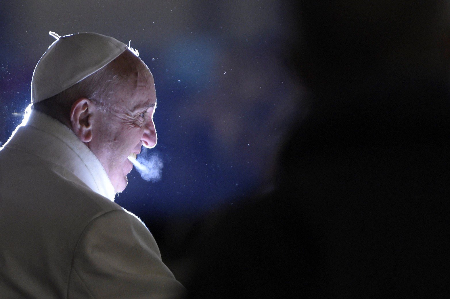 El Papa Francisco en un contraluz capturado por una foto de alto impacto. Fue en el marco del pesebre en la plaza de San Pedro después de la celebración de vísperas y Te Deum en acción de gracias por el año pasado en la basílica de San Pedro el 31 de diciembre de 2015 en el Vaticano.