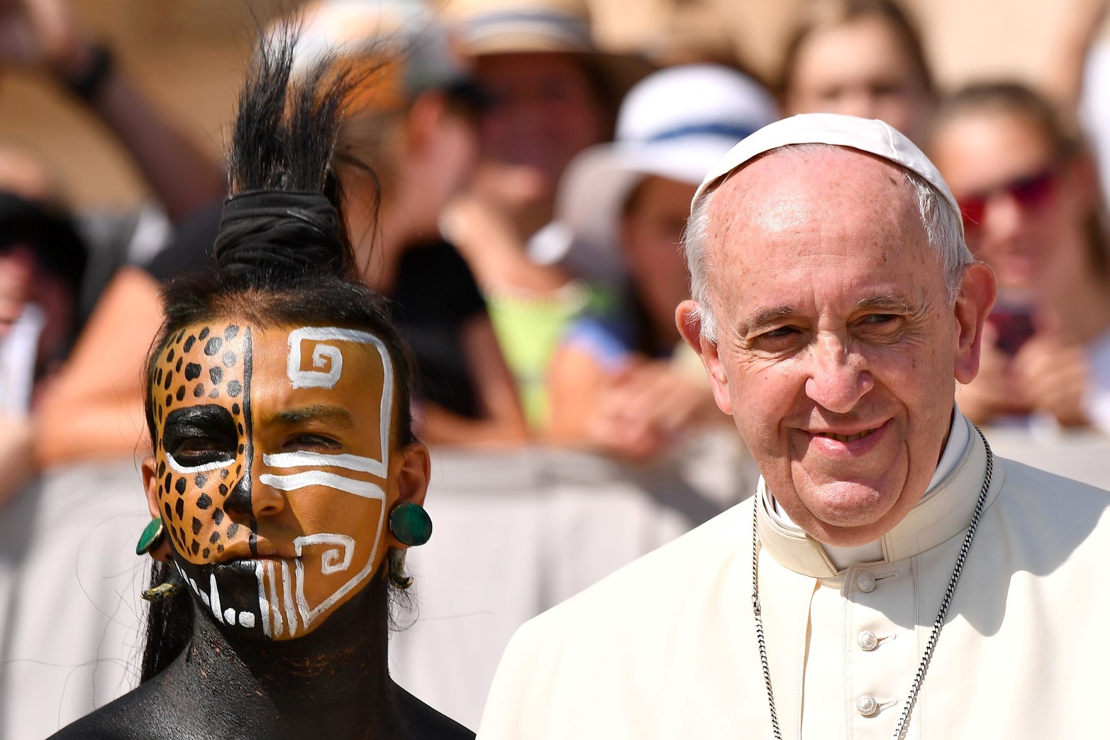 El Papa Francisco posa con un artista de México durante su audiencia general semanal en la plaza de San Pedro el 29 de agosto de 2018 en el Vaticano.