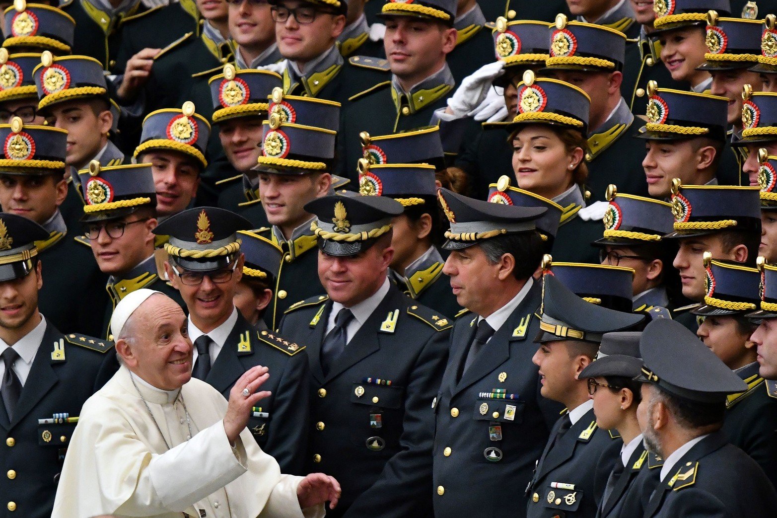 El Papa Francisco saluda a los miembros de la policía de la Guardia di Finanza de Italia durante una audiencia general semanal en el Aula Pablo VI el 10 de enero de 2018 en el Vaticano.