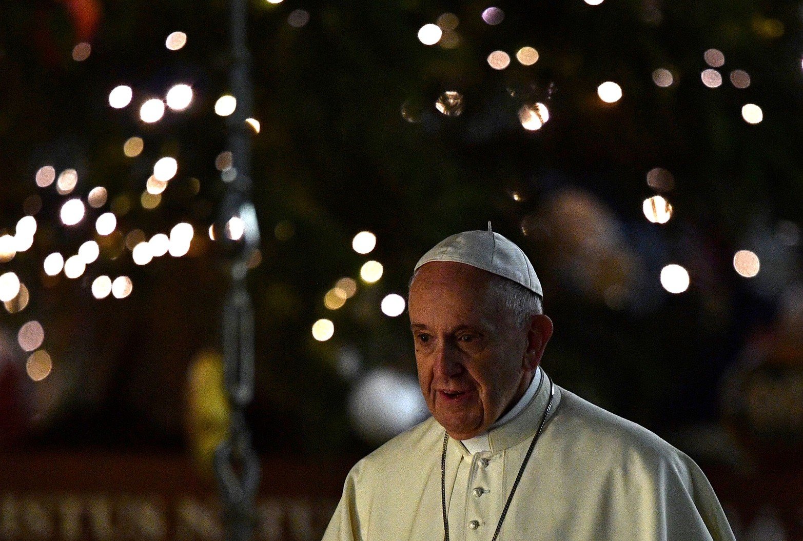 El Papa Francisco mira el pesebre después de presidir el rezo del Te Deum en la Basílica de San Pedro en el Vaticano el 31 de diciembre de 2017.