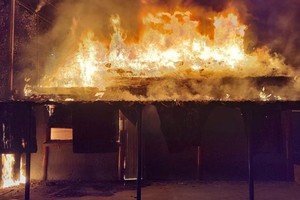 Las llamas alcanzaron una dimensión importante. Los daños solo fueron materiales. Crédito: El Litoral.