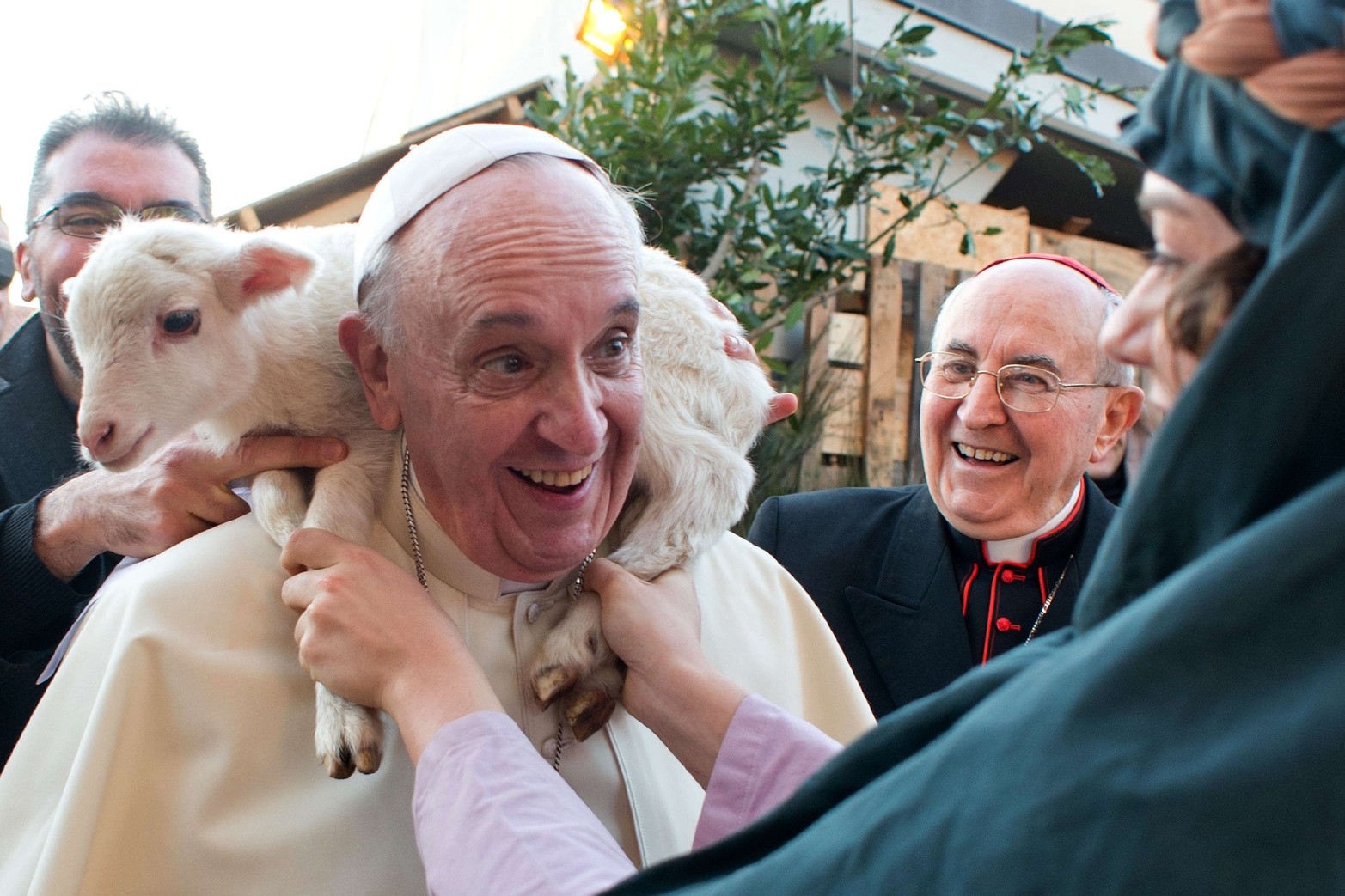 El papa argentino cargando un cordero sobre sus hombros mientras visita la parroquia de Sant'Alfonso Maria de Liguori durante el día de la Epifanía en Roma.