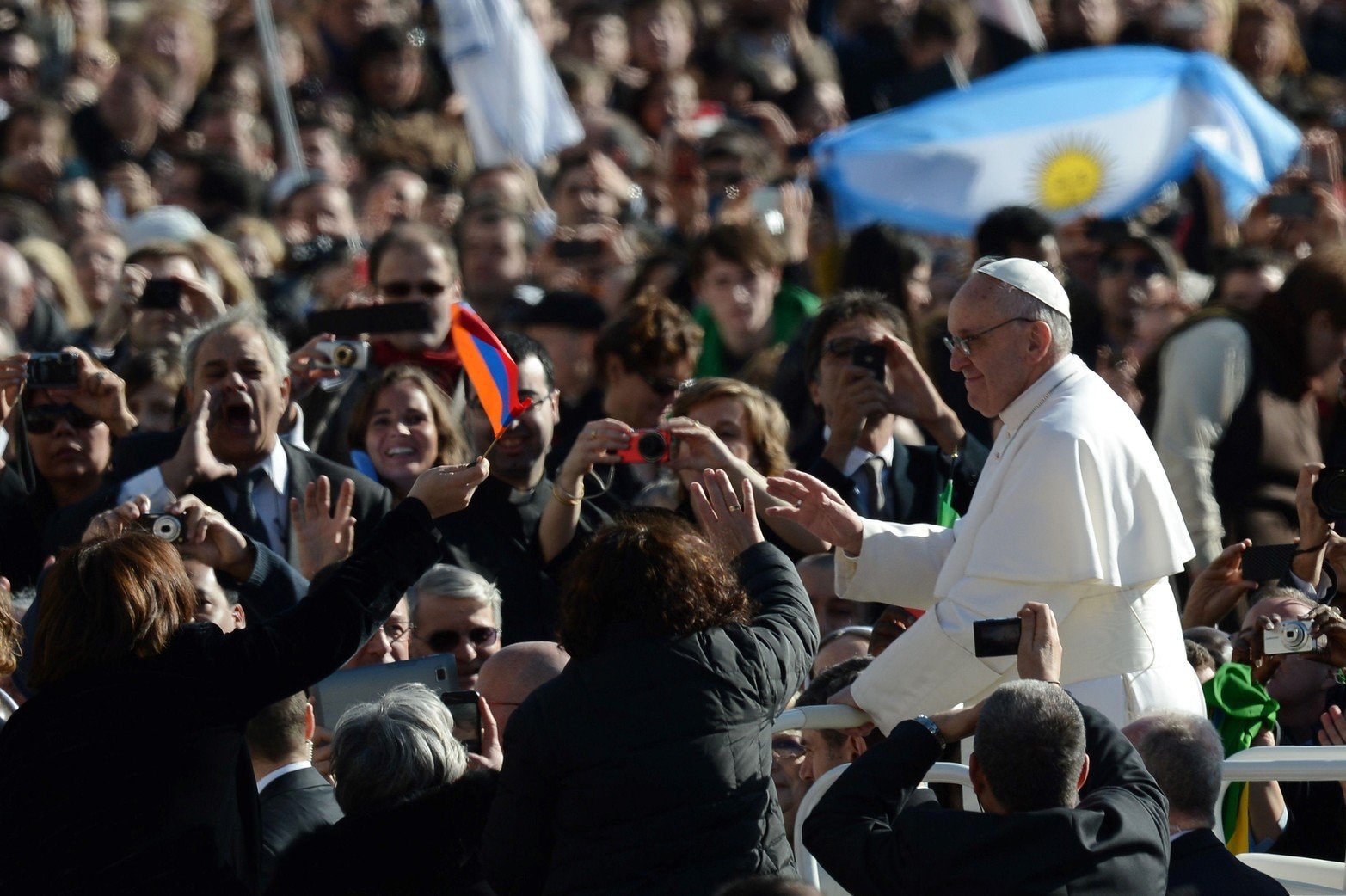 19 de marzo de 2013. El papa Francisco saluda a la multitud desde el papamóvil durante su misa de inauguración en la plaza de San Pedro . Los líderes mundiales volaron el martes para la misa de inauguración del Papa Francisco en la Plaza de San Pedro, donde el primer pontífice de América Latina recibirá los símbolos formales del poder papal. 