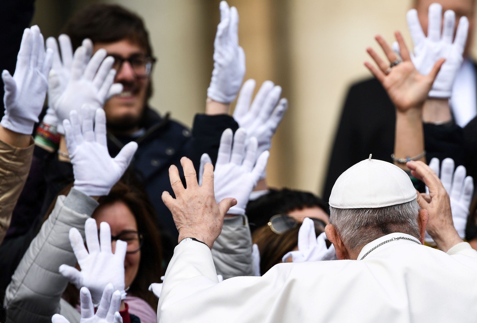 El papa Francisco gesticula mientras interactúa con personas sordomudas al final de la audiencia general semanal el 20 de marzo de 2019 en la plaza de San Pedro en el Vaticano. 