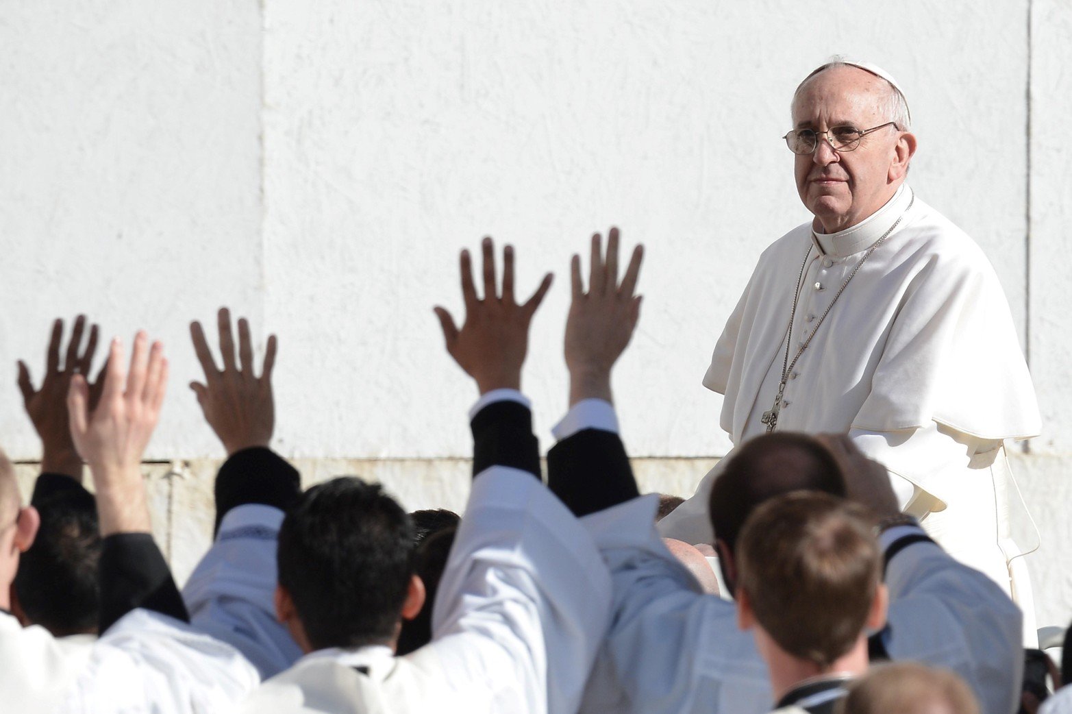 Sacerdotes y seminaristas saludan al Papa Francisco durante su misa de inauguración en la plaza de San Pedro. 