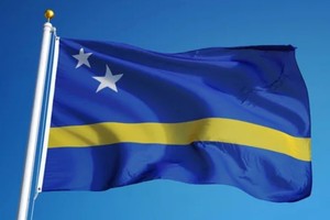 Las partes azules representan el cielo y el mar. La franja amarilla el sol. Las dos estrellas hacen alusión a las dos partes del país.