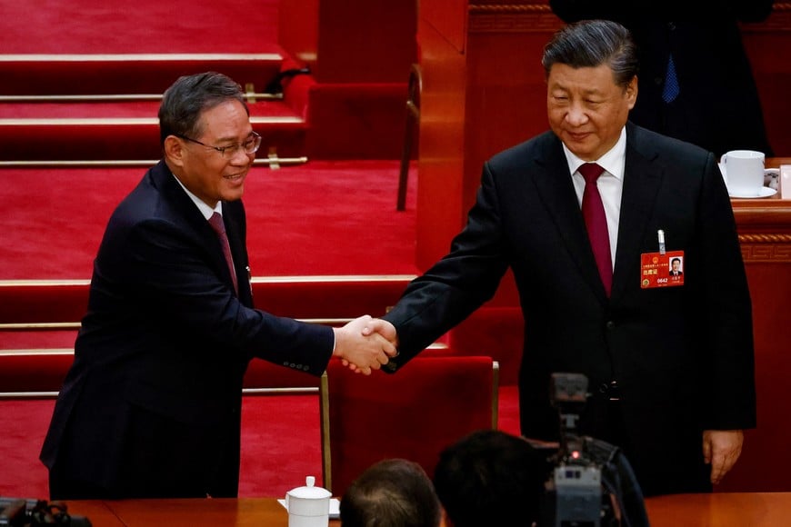 Li Qang estrechando la mano de Xi Jinping. Crédito: Mark R. Cristino / Reuters