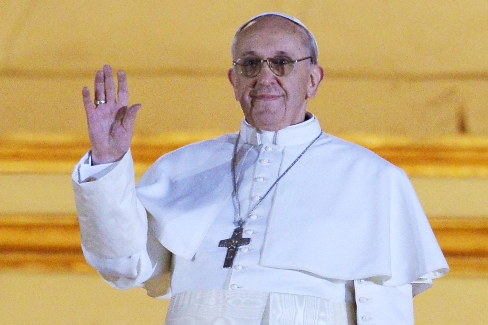  2013. Jorge Bergoglio de Argentina, elegido Papa Francisco I, aparece en la ventana del balcón de la Basílica de San Pedro después de ser elegido Papa número 266 de la Iglesia Católica.