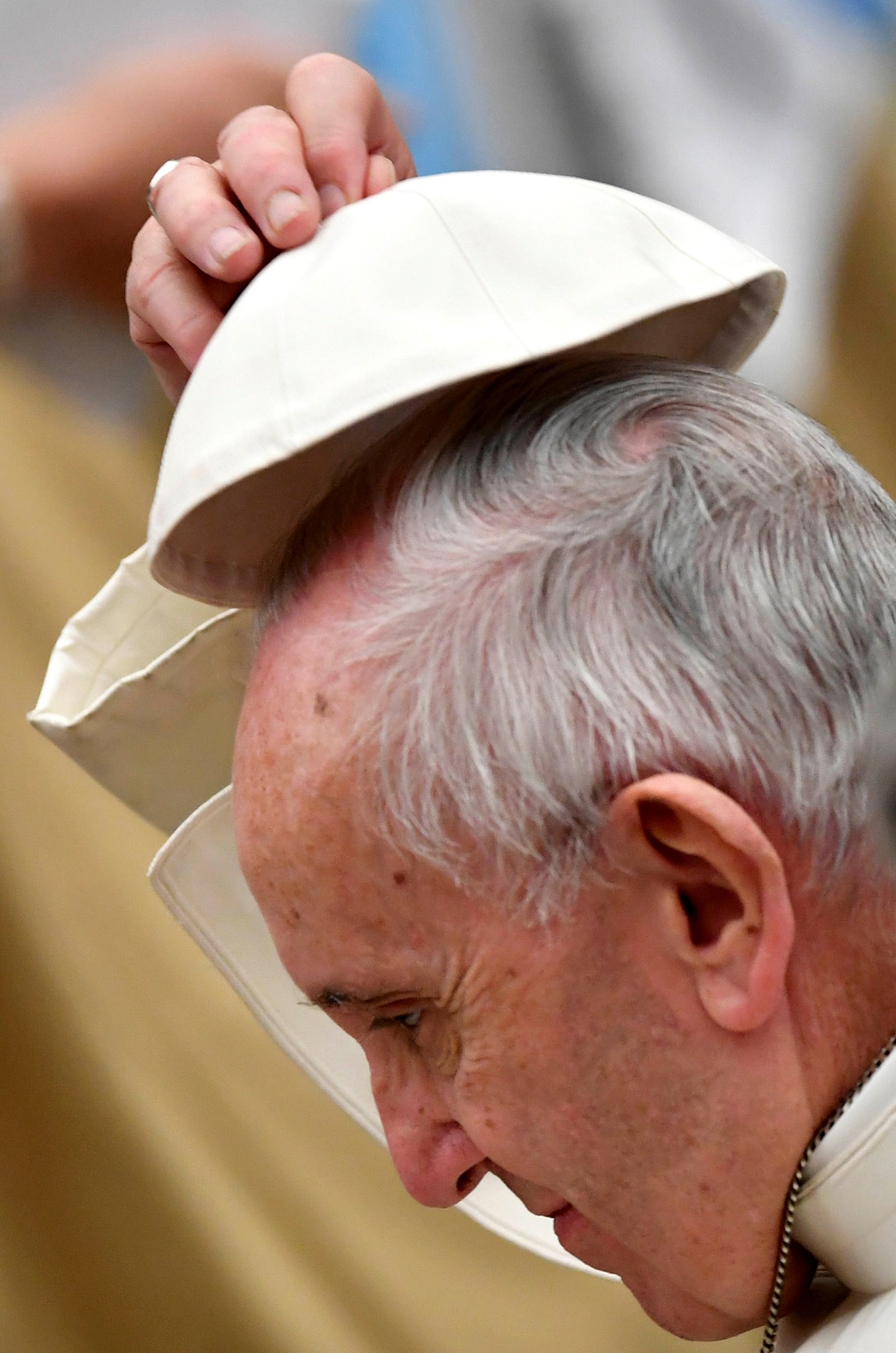 El Papa Francisco gesticula durante su audiencia general semanal en el Aula Pablo VI el 21 de diciembre de 2016 en el Vaticano. 