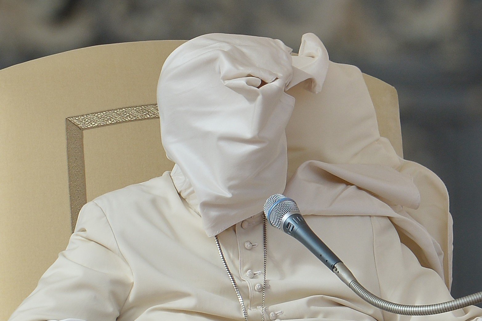 La pellegrina del Papa Francisco es levantada por una ráfaga de viento durante su audiencia general semanal en la plaza de San Pedro el 5 de noviembre de 2014 en el Vaticano.