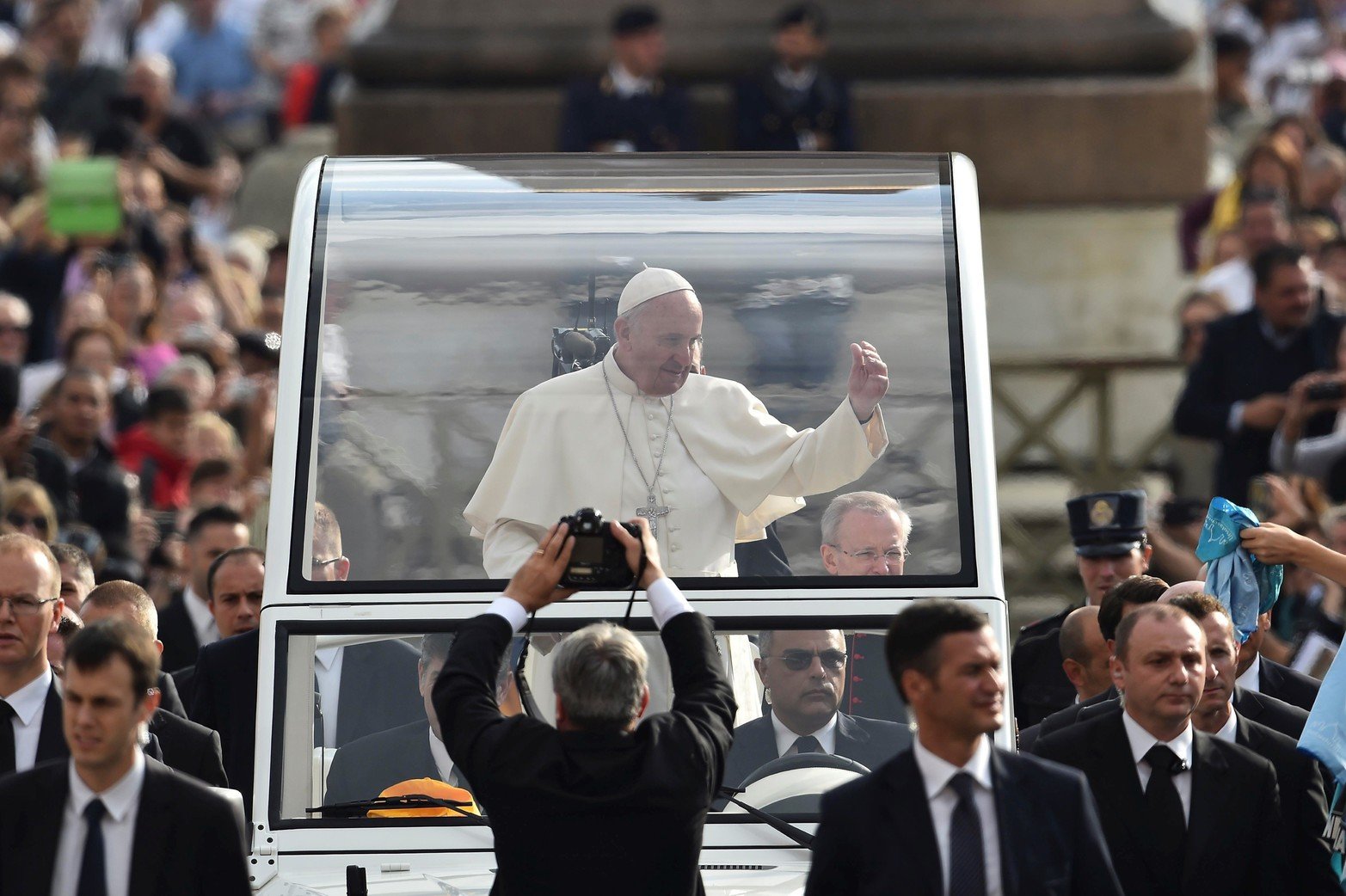 El papa móvil. El argentino Jorge Bergoglio saluda a la multitud cuando llega a su audiencia general semanal en la plaza de San Pedro el 14 de octubre de 2015.