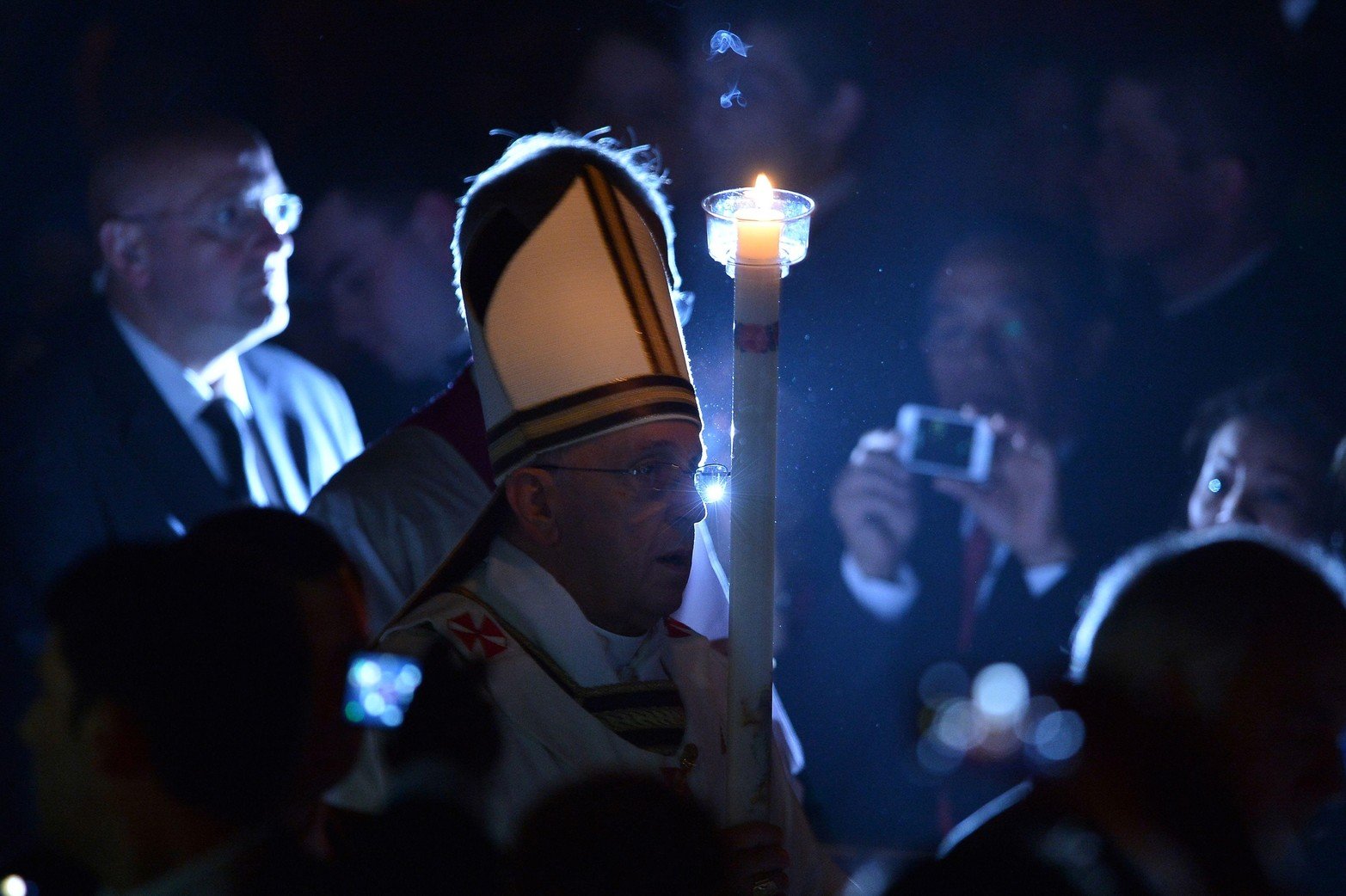 El Papa Francisco sostiene una vela durante la Vigilia Pascual en la basílica de San Pedro en el Vaticano. La Vigilia Pascual, también llamada Vigilia Pascual, es un servicio que se lleva a cabo en las iglesias cristianas tradicionales como la primera celebración oficial de la Resurrección de Jesús. 