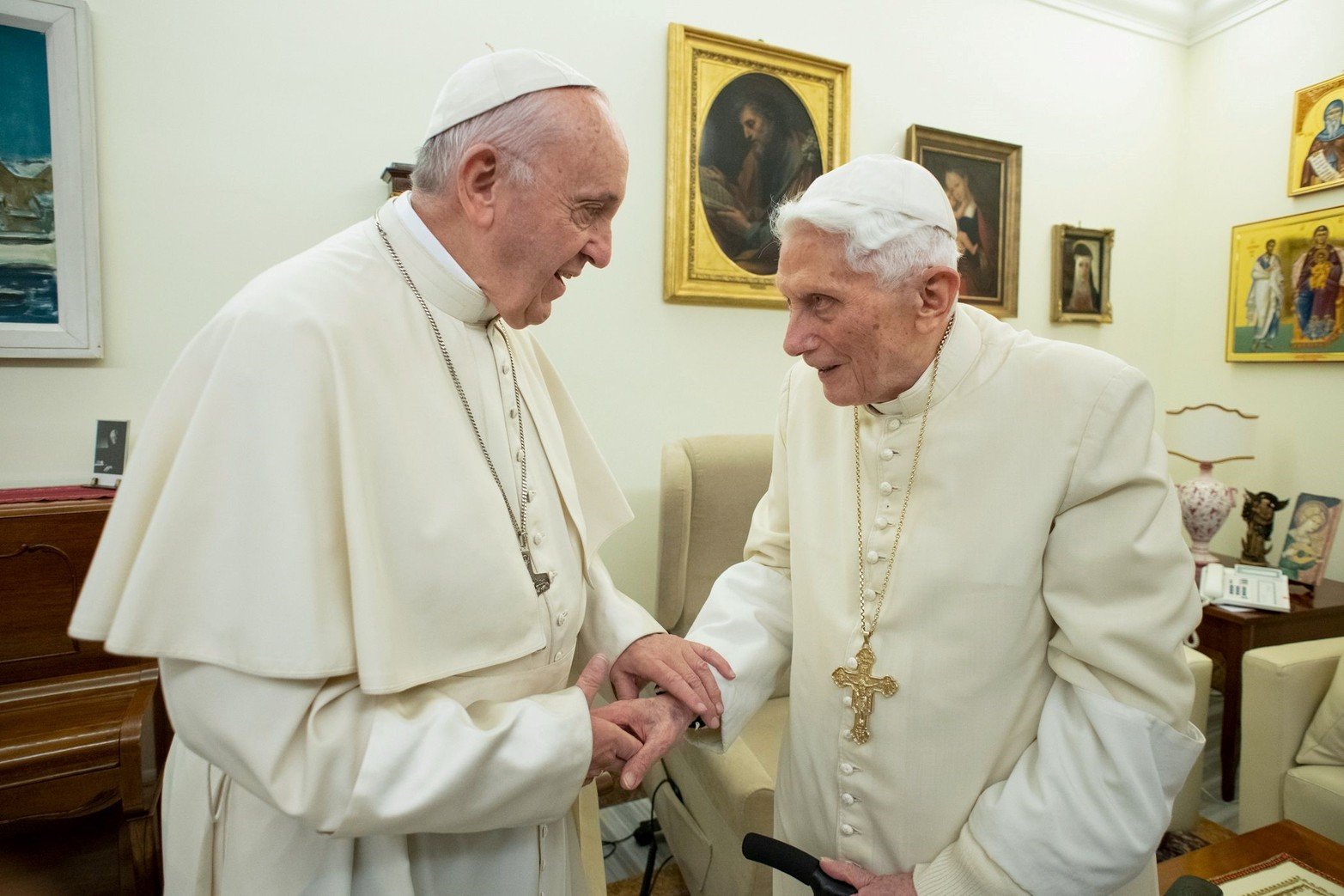 2018. 21 de diciembre, segundo encuentro del Papa Francisco reuniéndose con el Papa Benedicto XVI en el Vaticano. 