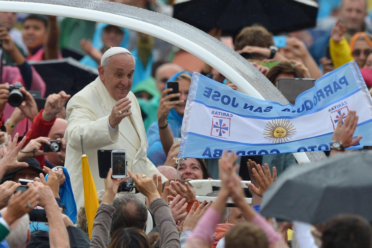 El Papa Francisco saluda a la multitud cuando llega para su audiencia general en la plaza de San Pedro el 24 de septiembre de 2014 en el Vaticano.