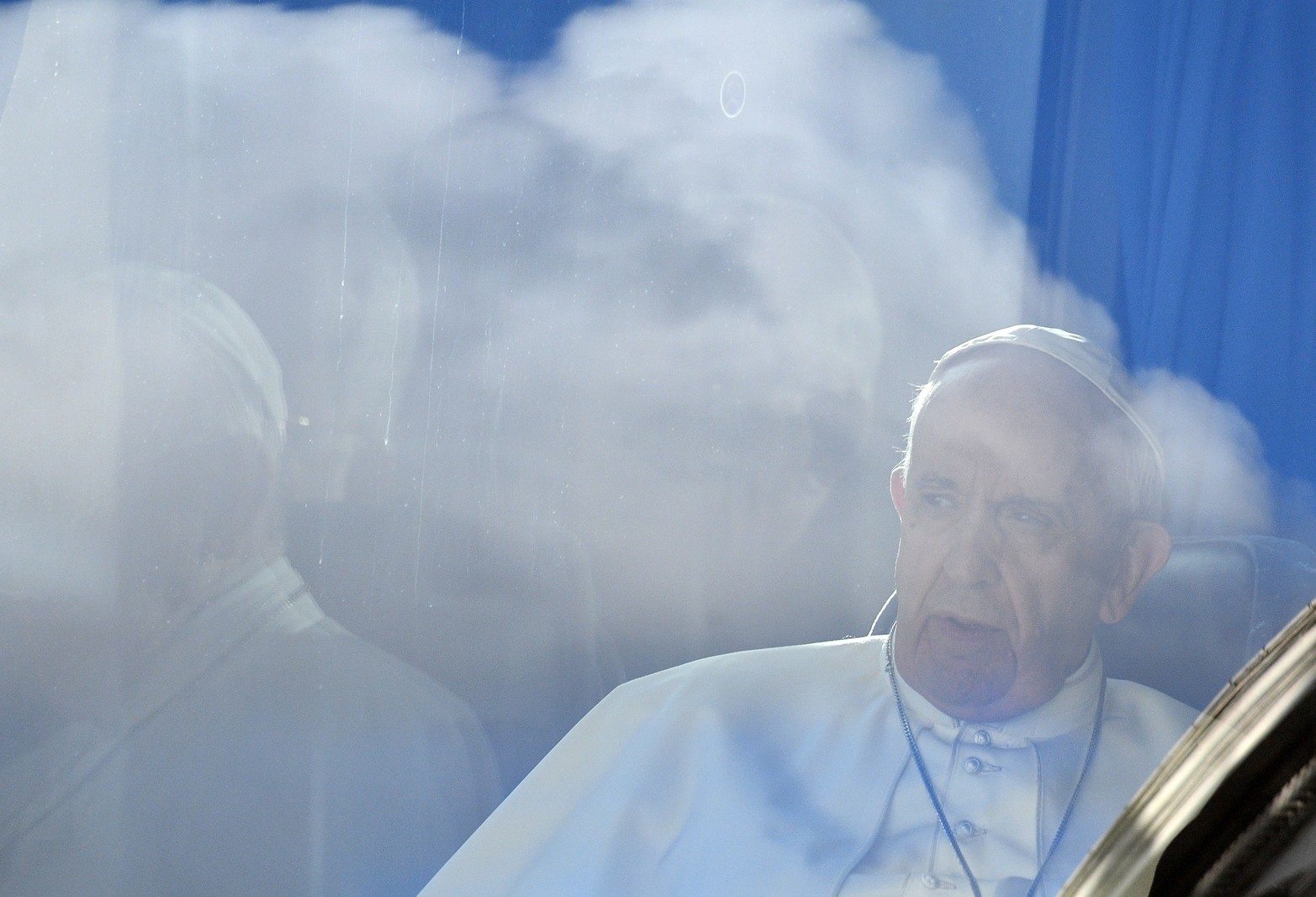 El Papa Francisco se ve a través de la ventana de un autobús cuando sale del Vaticano el 5 de marzo de 2017 para una semana de retiro espiritual en Ariccia, cerca de Roma. 