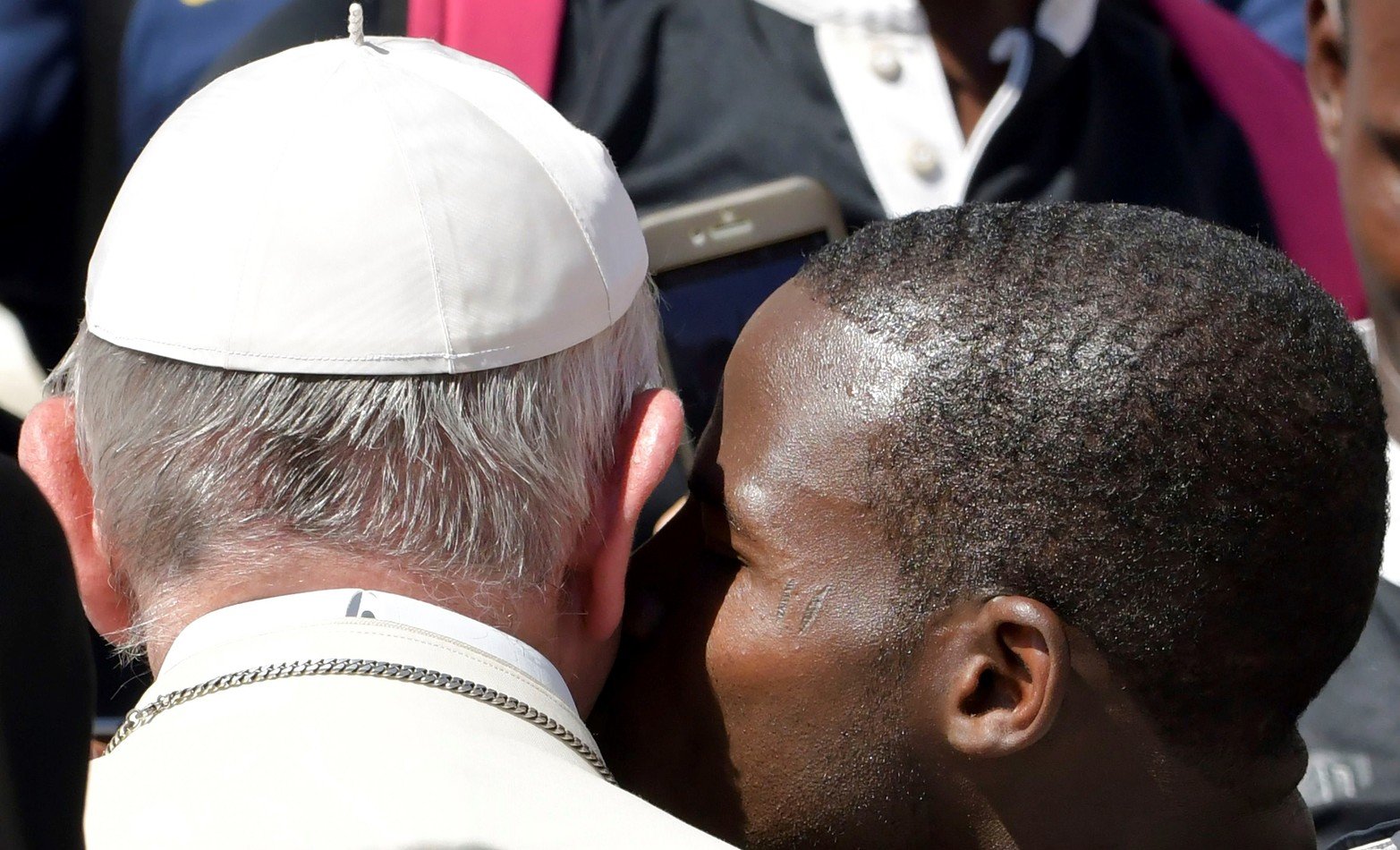 Un miembro del equipo de rugby compuesto por refugiados besa al Papa Francisco durante la audiencia general semanal en la plaza de San Pedro, en el Vaticano, el 12 de septiembre de 2018.