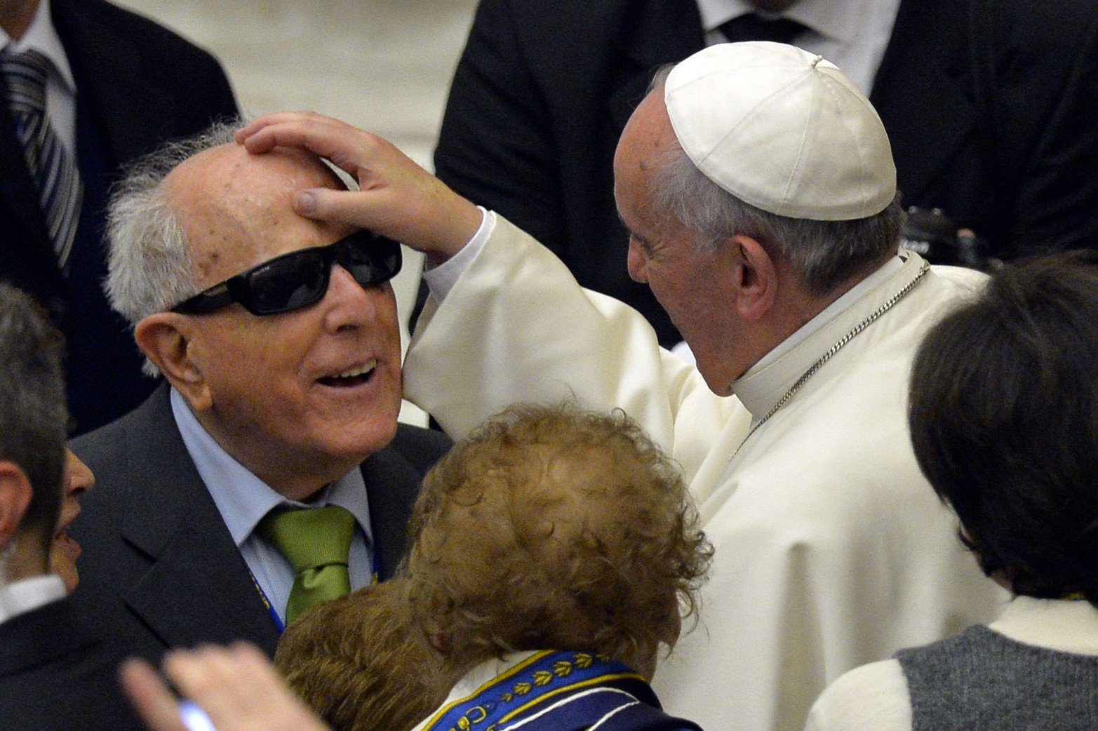 El Papa Francisco saluda a las personas durante un encuentro con ciegos y sordos en la sala de audiencias Pablo VI el 29 de marzo de 2014 en el Vaticano.