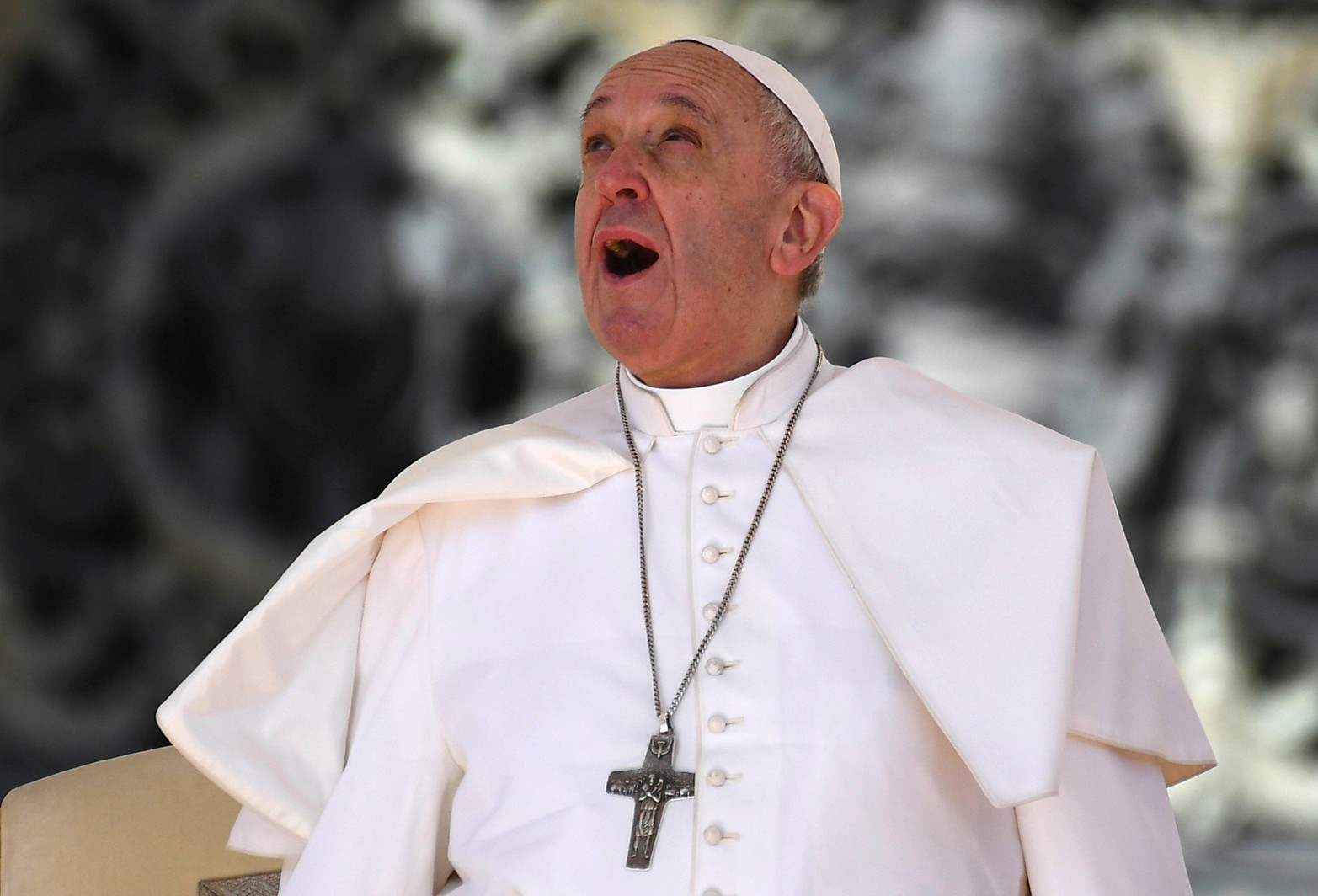 El Papa Francisco hace una mueca a su llegada a la plaza de San Pedro en el Vaticano para su audiencia general semanal el 14 de marzo de 2018.