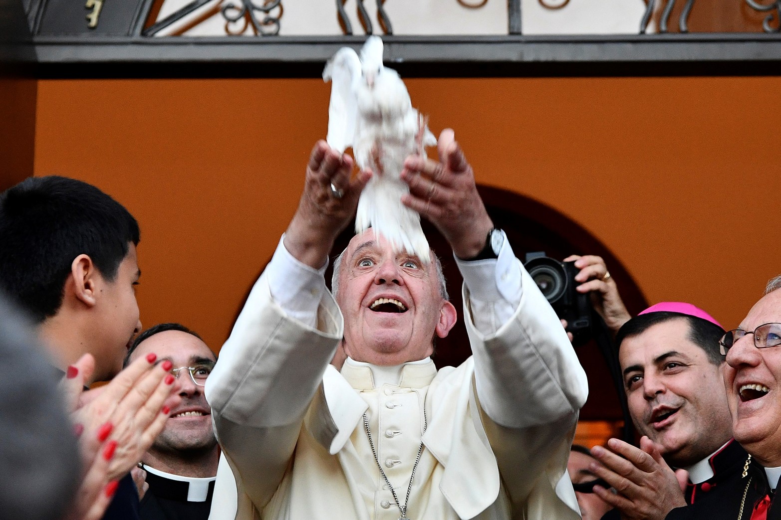 El Papa Francisco (C) suelta una paloma como símbolo de paz durante una reunión con la comunidad caldea en la Iglesia Católica de San Simón Bar Sabbae en Tbilisi, el 30 de septiembre de 2016.