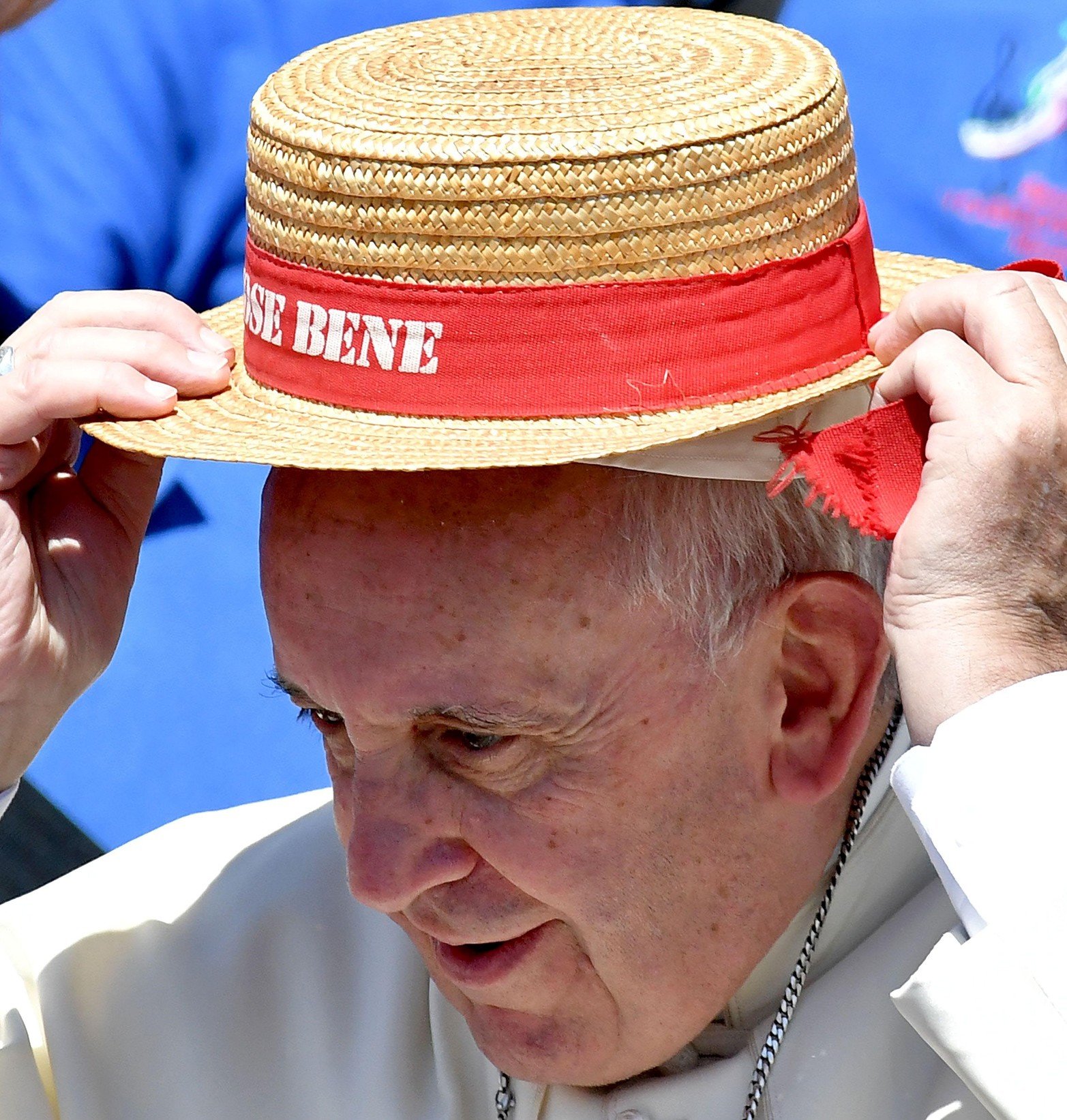 El Papa Francisco usa un sombrero que le ofreció un niño en la plaza de San Pedro en el Vaticano después de sus audiencias jubilares especiales el 18 de junio de 2016.