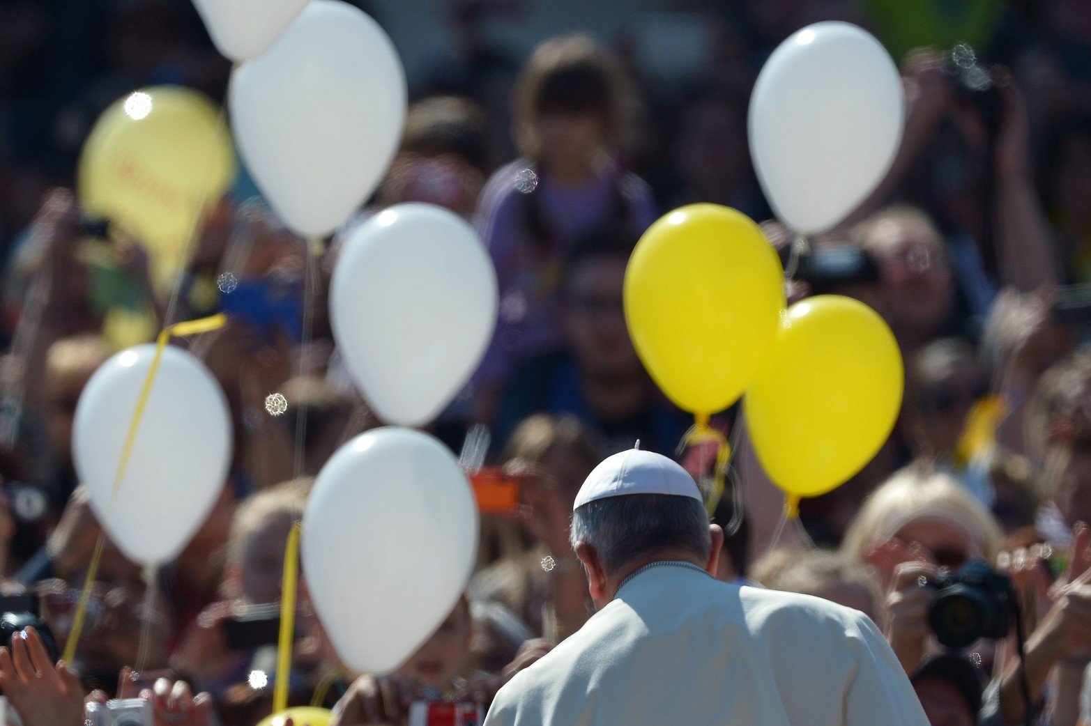 El Papa Francisco saluda a la multitud cuando llega para su audiencia general en la plaza de San Pedro, el 30 de abril de 2014 en el Vaticano.