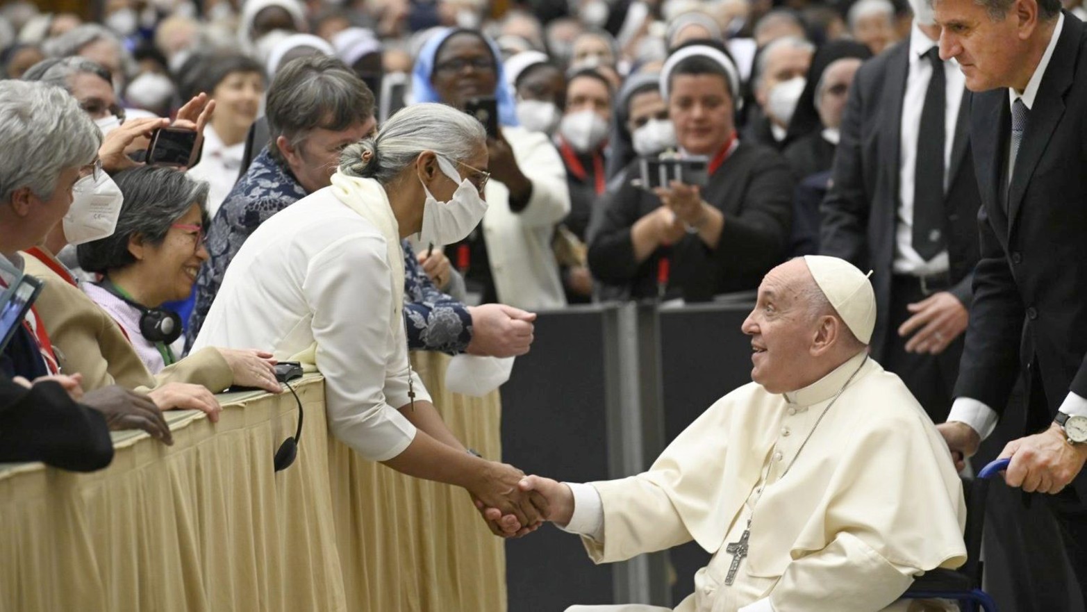 2022. En silla de ruedas. El papa Francisco recibió en audiencia en el Aula Pablo VI a 
religiosas participantes de la 
22 Asamblea Plenaria de la UISG 
International Union of Superiors 
General.