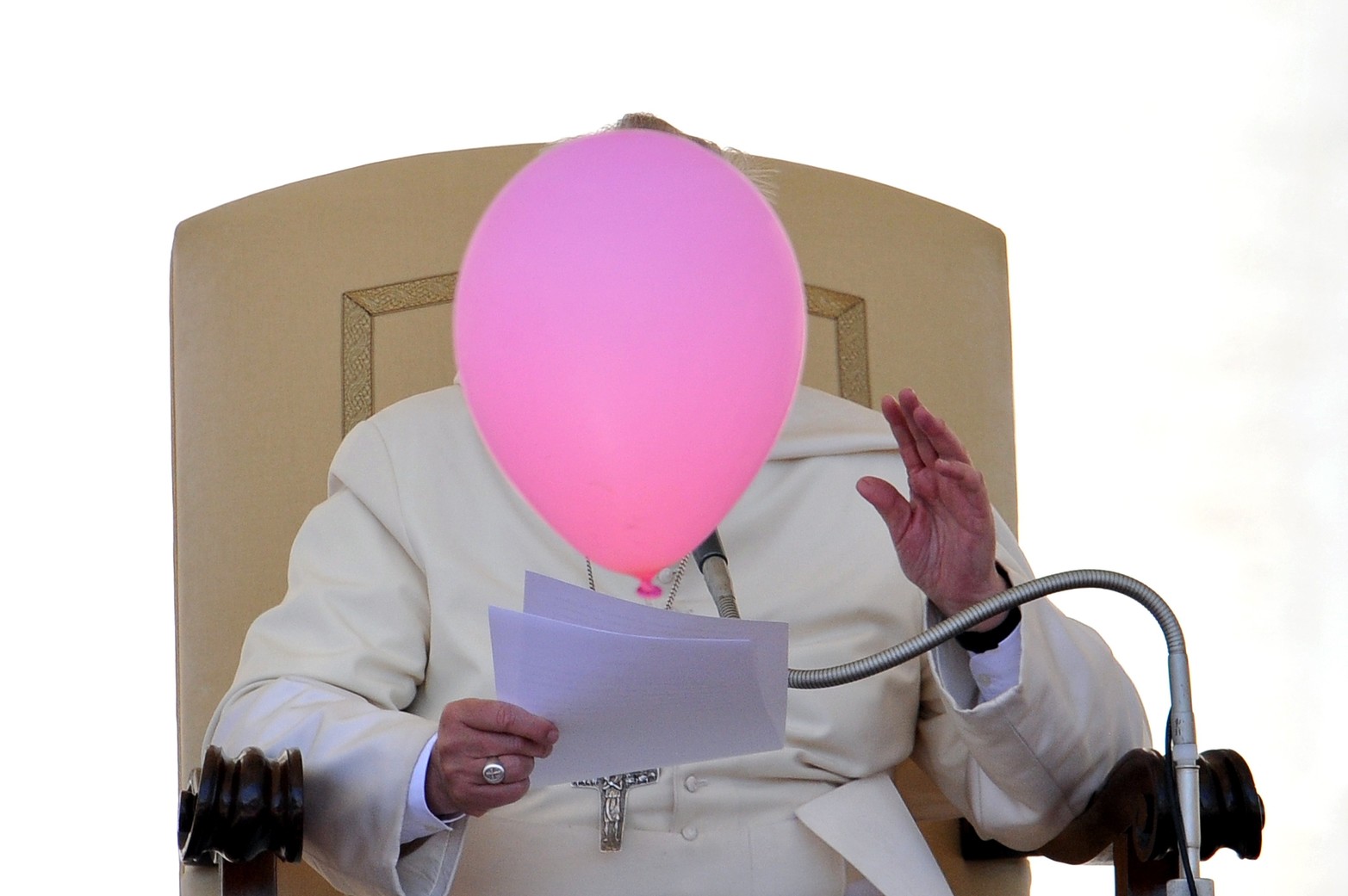 Un globo vuela junto al Papa Francisco durante su audiencia general en la Plaza de San Pedro en el Vaticano.
