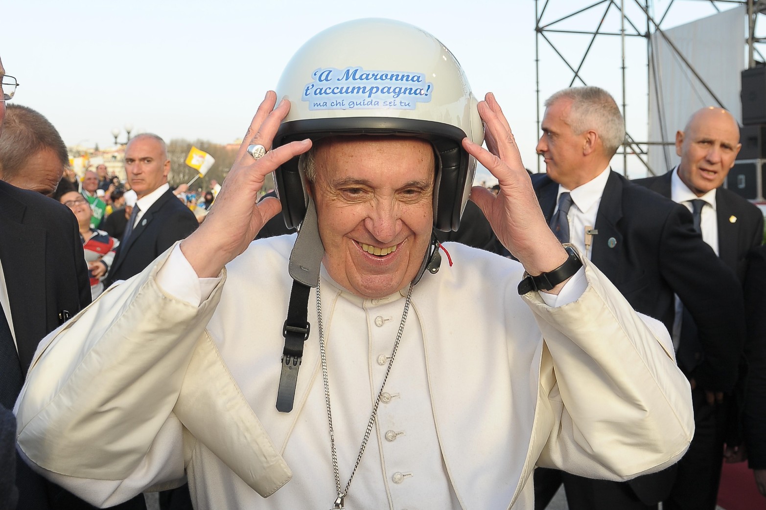 23 de marzo de 2015 muestra al Papa Francisco con un casco de motocicleta que lleva la frase napolitana "A Maronna t' accompagni" (La Virgen estará con ustedes) después de una misa en la Piazza del Plebiscito