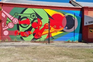 “El proceso creativo comenzó cuando me contacté con el director de cultura, que me pidió diseñar un tren o una locomotora. También lo hablé con la intendente Natalia Sánchez. Me pidieron que sea colorido y abstracto. El mural aludía a ese tren”.