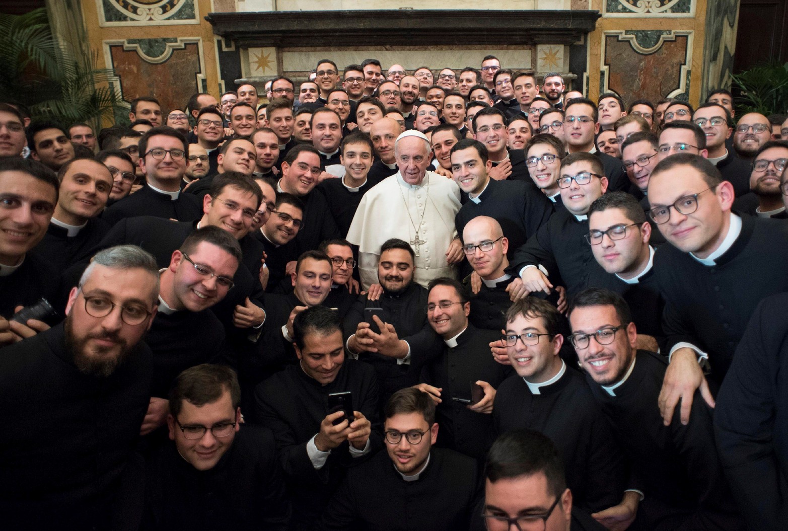 El Papa Francisco posando con los participantes en la Reunión de la Asociación Rural Católica Internacional (ICRA) el 10 de diciembre de 2016 en el Vaticano. 