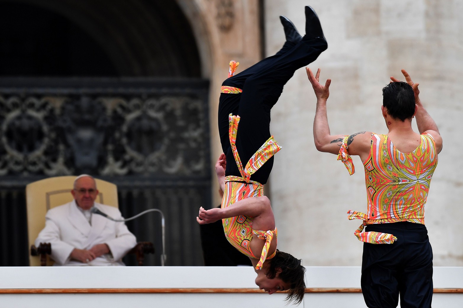 El Papa Francisco asiste a un espectáculo de circo durante su audiencia general semanal en el Aula Pablo VI el 22 de diciembre de 2016 en el Vaticano. / 