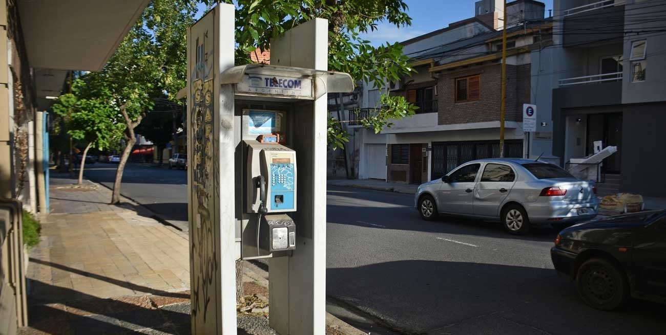 Fin de una época: retiran las cabinas de teléfonos públicos de las veredas santafesinas